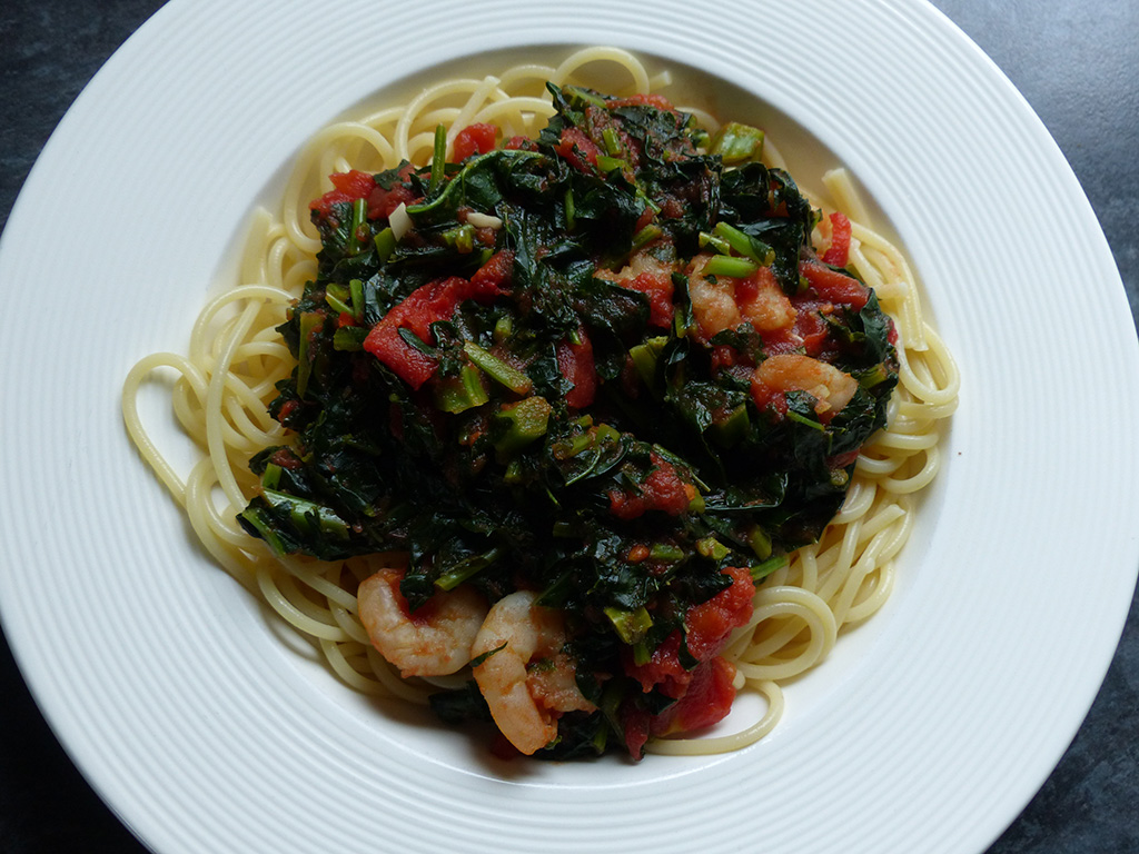 Pasta with kale and prawns