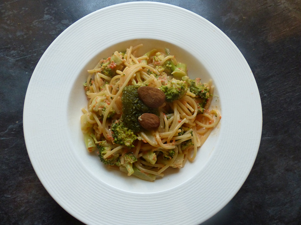 Spaghetti with almonds and broccoli