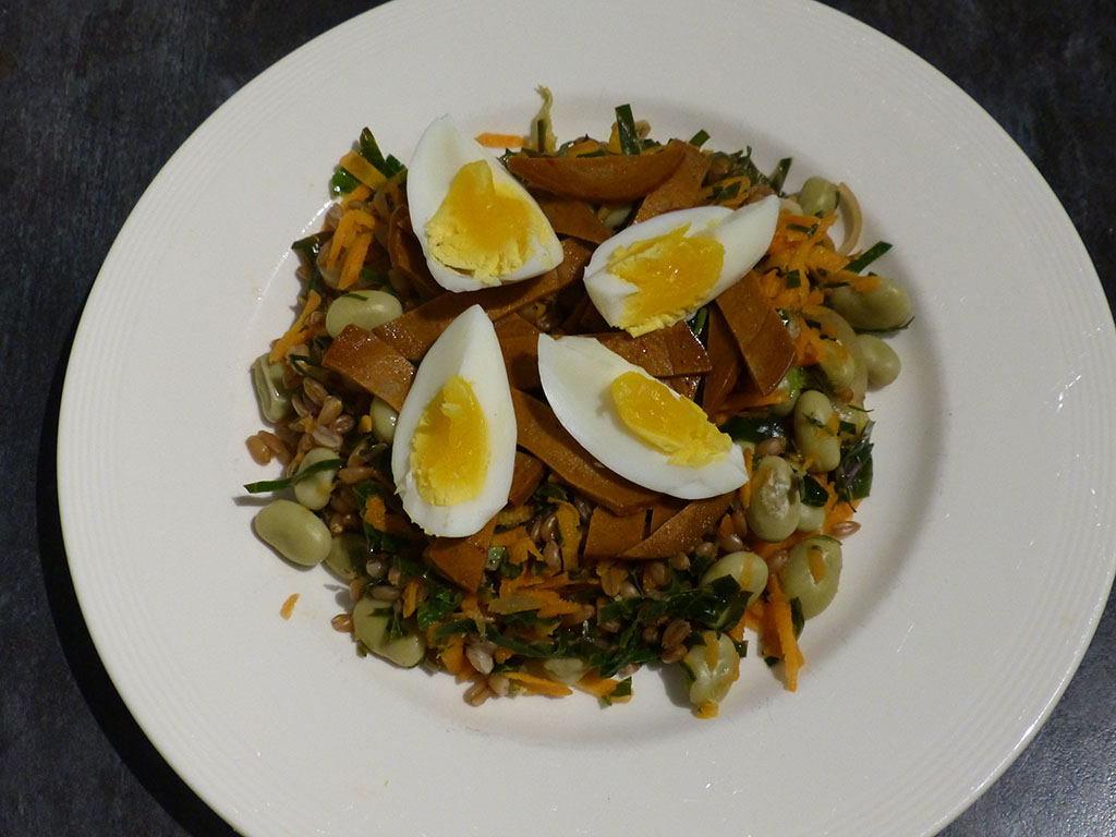 Salad with spelt, winter vegetables and eggs